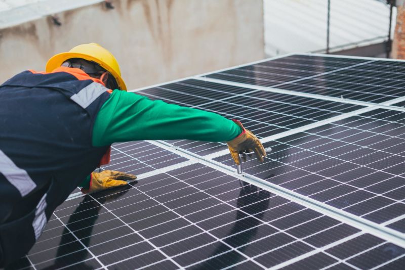 homem instalando painel solar