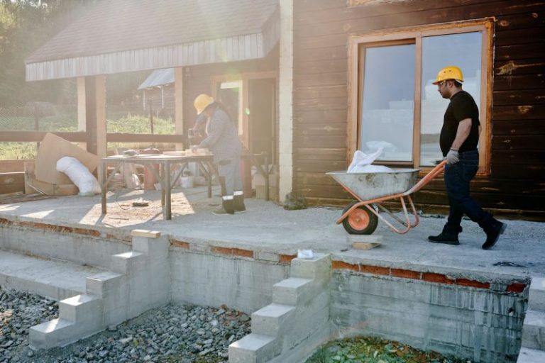 trabalhadores de obra em serviço numa construção limpa e sustentável